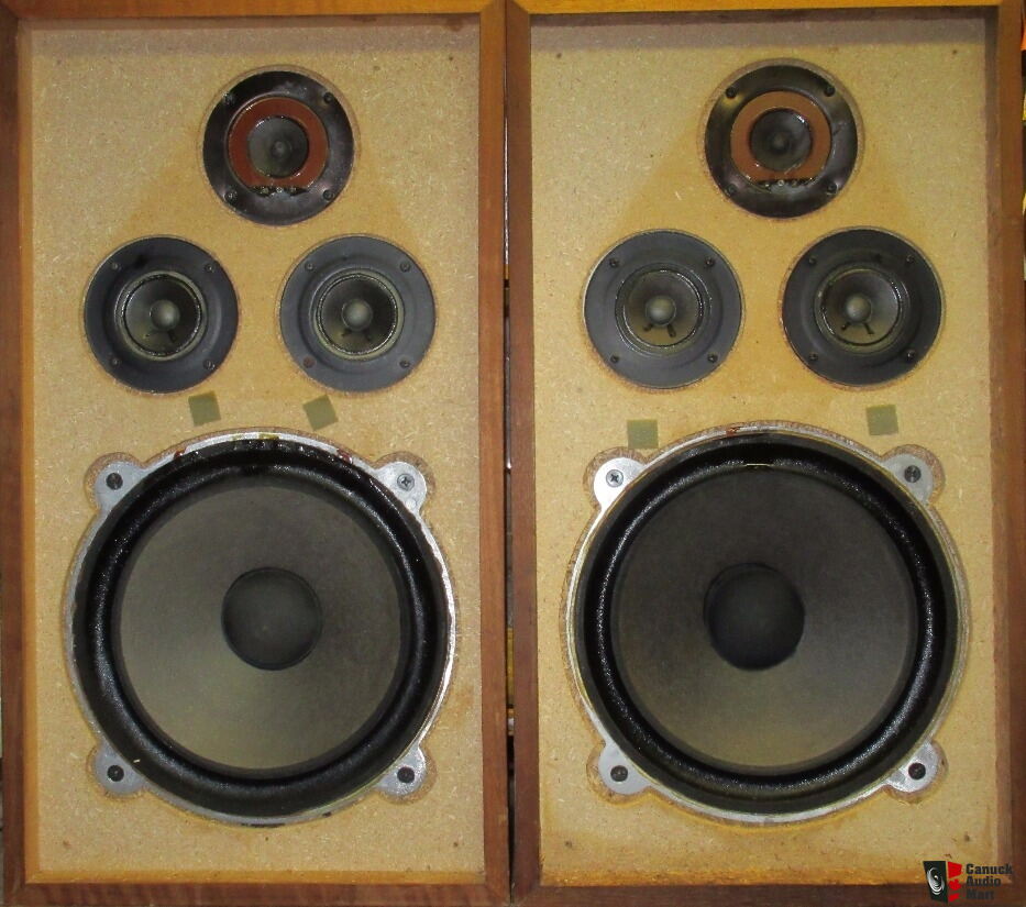 1430552-realistic-nova-8-speakers.jpg