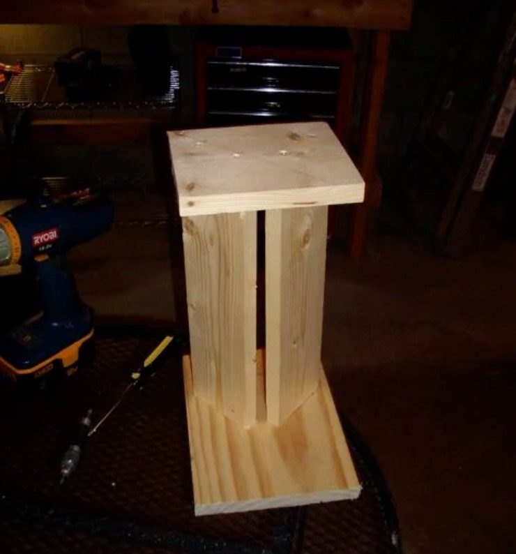 DIY-Simple-Wooden-Speaker-Stand.jpg